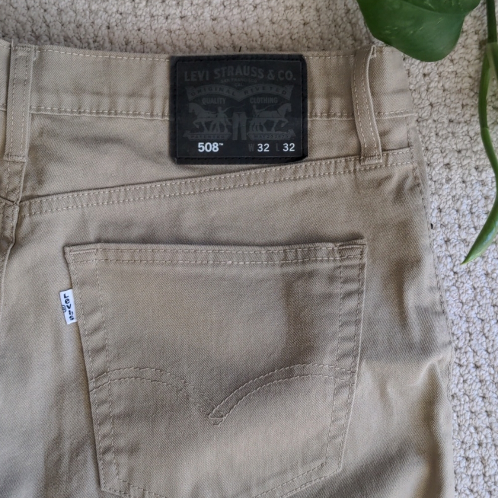 Levi's Cropped White Tab 508
